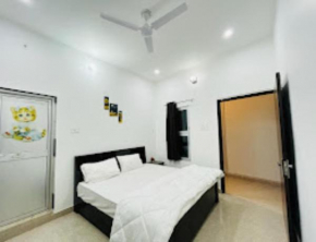 Hotel Ashoka Aashram Near Shri Ram Janmabhoomi - Prime Location With Luxury and Spacious Room - Book Now